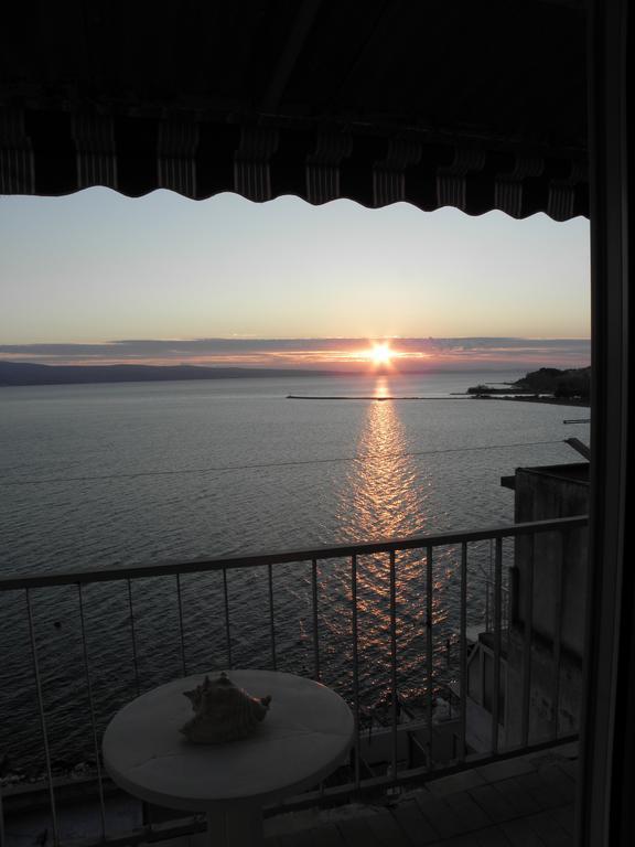Sunny Apartment Omiš Chambre photo